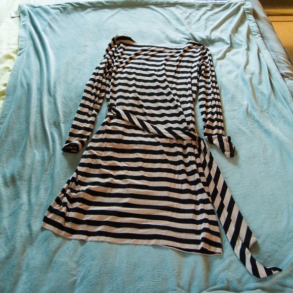 BR Black & Tan Striped Knit Long Sleeved Dress EUC - Picture 3 of 4